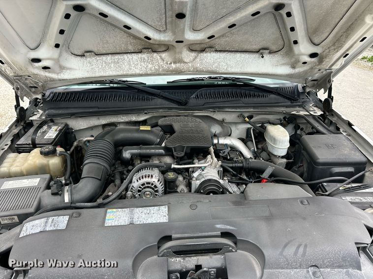 image for item EK2897 2005 Chevrolet Silverado 3500 LS Crew Cab flatbed pickup truck