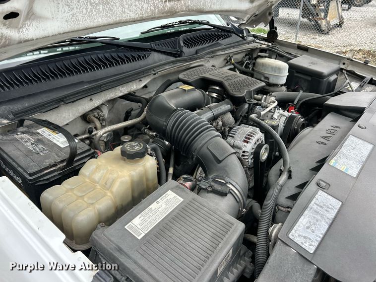 image for item EK2897 2005 Chevrolet Silverado 3500 LS Crew Cab flatbed pickup truck