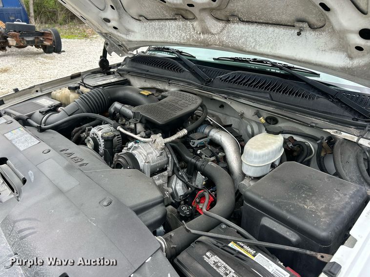 image for item EK2897 2005 Chevrolet Silverado 3500 LS Crew Cab flatbed pickup truck