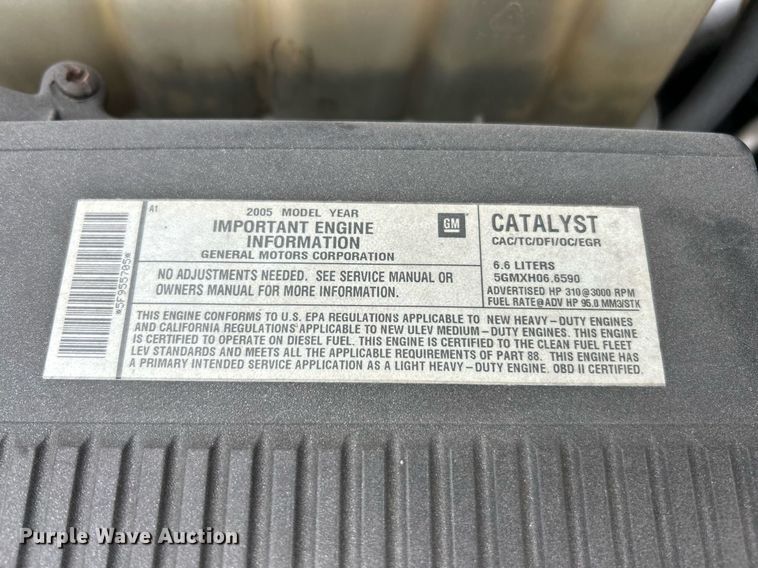 image for item EK2897 2005 Chevrolet Silverado 3500 LS Crew Cab flatbed pickup truck