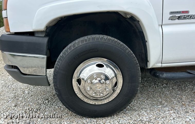 image for item EK2897 2005 Chevrolet Silverado 3500 LS Crew Cab flatbed pickup truck