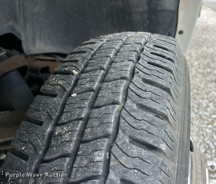 image for item EK2897 2005 Chevrolet Silverado 3500 LS Crew Cab flatbed pickup truck