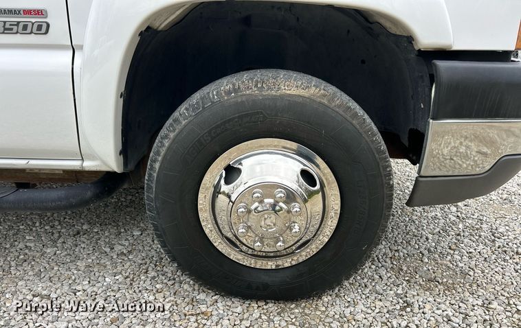 image for item EK2897 2005 Chevrolet Silverado 3500 LS Crew Cab flatbed pickup truck