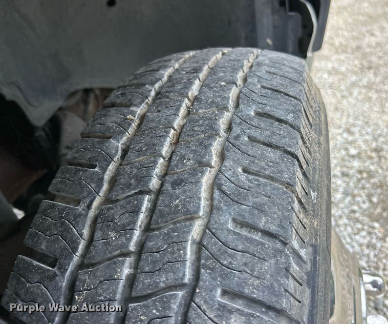 image for item EK2897 2005 Chevrolet Silverado 3500 LS Crew Cab flatbed pickup truck