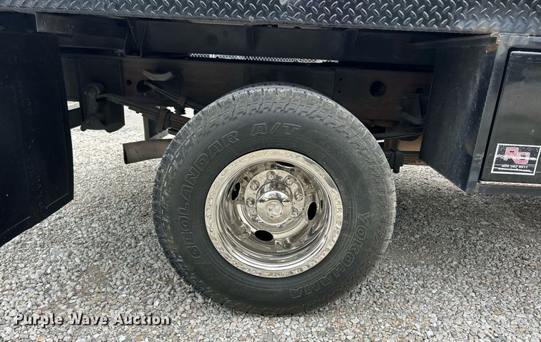 image for item EK2897 2005 Chevrolet Silverado 3500 LS Crew Cab flatbed pickup truck