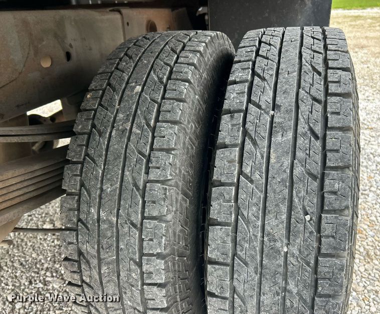 image for item EK2897 2005 Chevrolet Silverado 3500 LS Crew Cab flatbed pickup truck