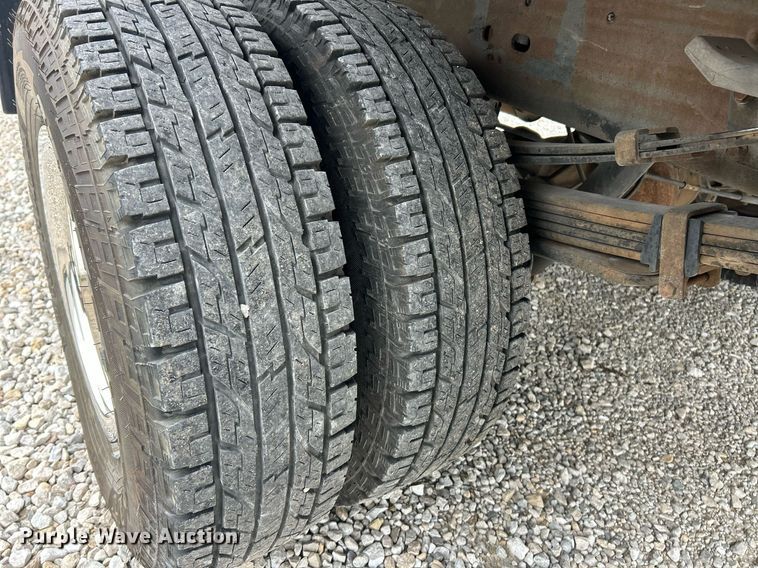 image for item EK2897 2005 Chevrolet Silverado 3500 LS Crew Cab flatbed pickup truck