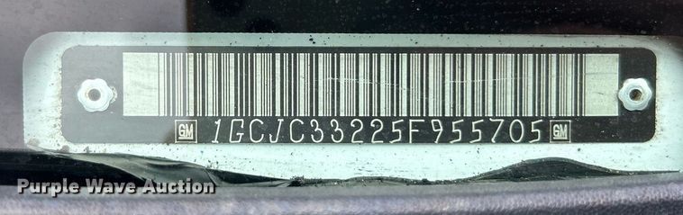 image for item EK2897 2005 Chevrolet Silverado 3500 LS Crew Cab flatbed pickup truck