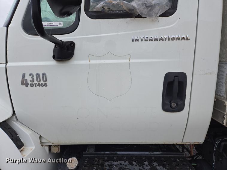 image for item EL5510 2006 International 4300 box truck