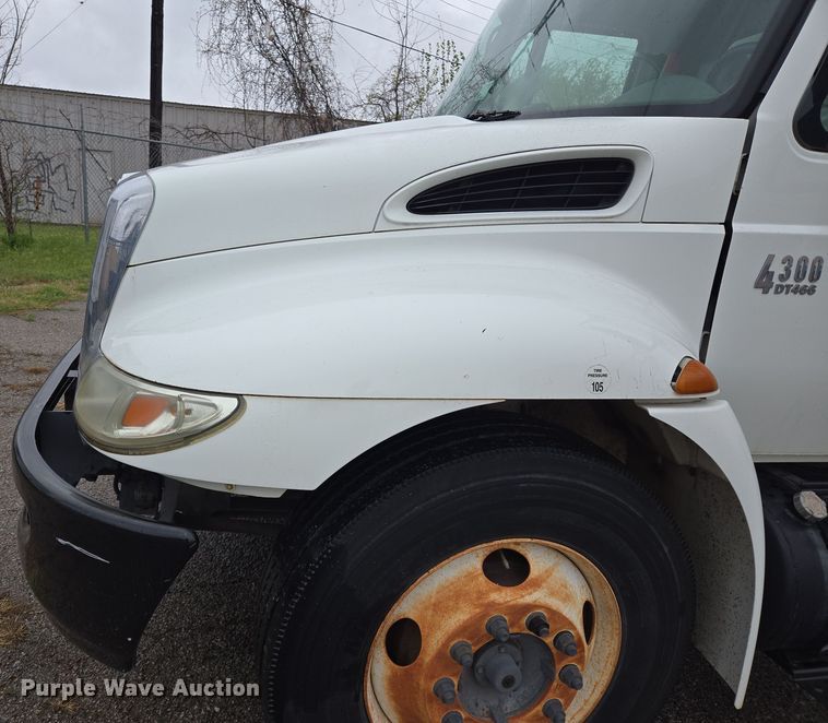 image for item EL5510 2006 International 4300 box truck