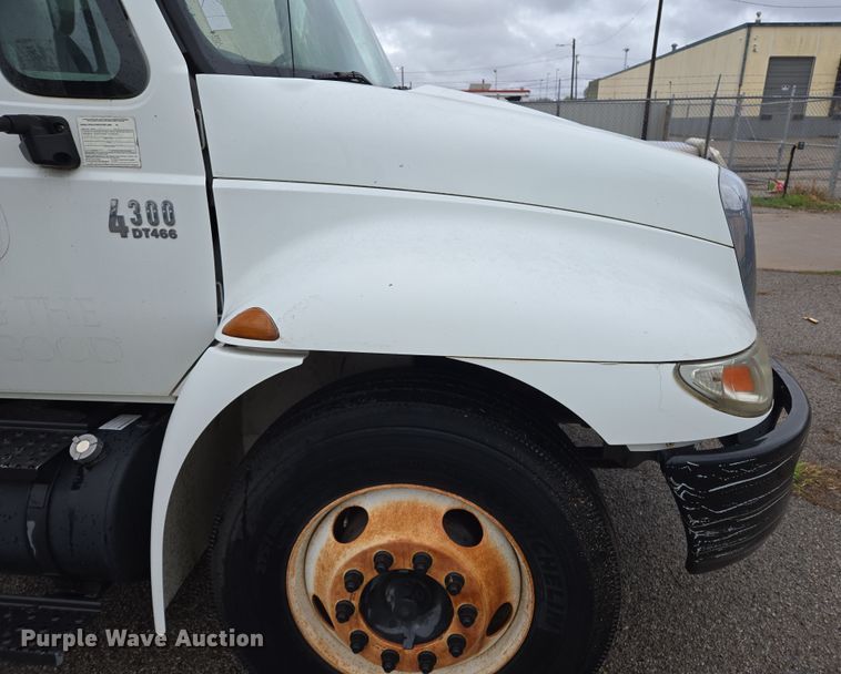 image for item EL5510 2006 International 4300 box truck