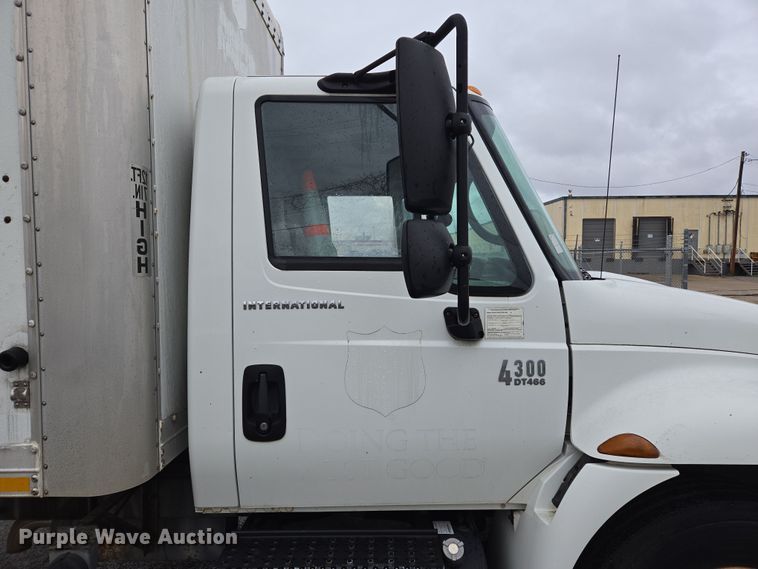 image for item EL5510 2006 International 4300 box truck