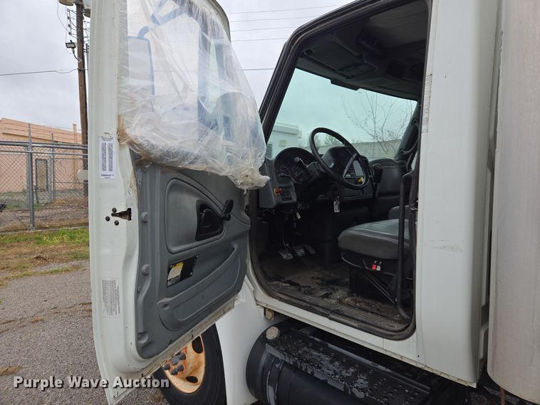 image for item EL5510 2006 International 4300 box truck
