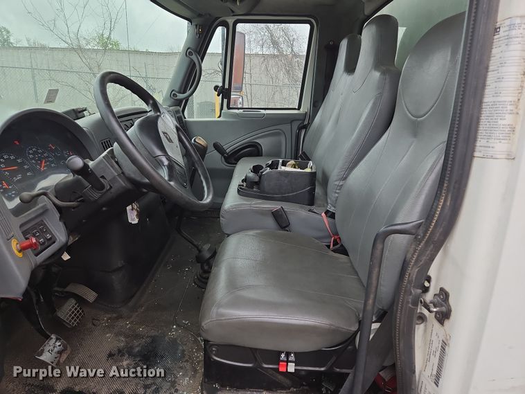 image for item EL5510 2006 International 4300 box truck