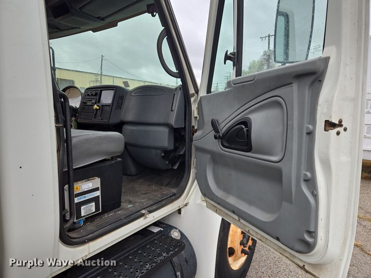 image for item EL5510 2006 International 4300 box truck