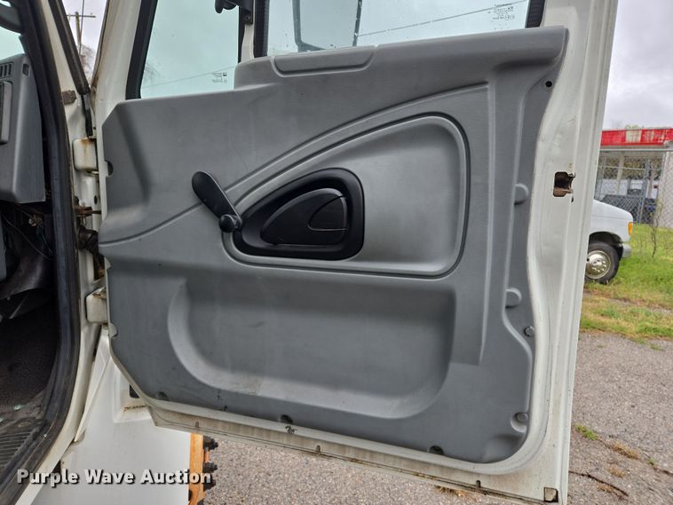 image for item EL5510 2006 International 4300 box truck