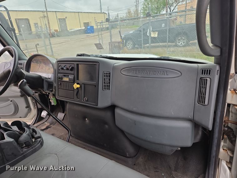 image for item EL5510 2006 International 4300 box truck