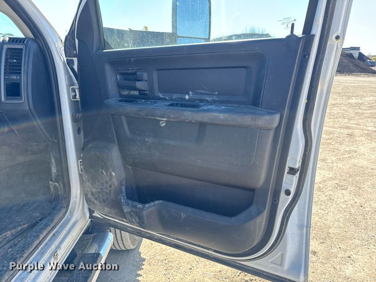 image for item EM3787 2017 Dodge Ram 5500 Crew Cab flatbed truck