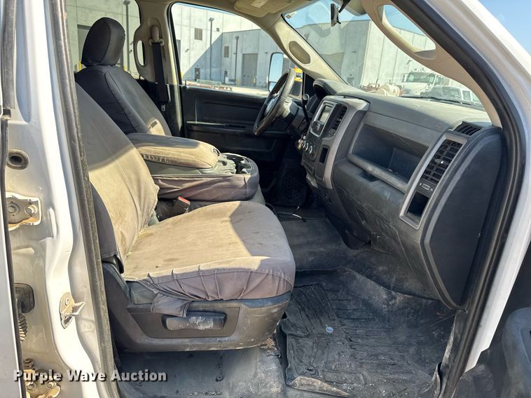 image for item EM3787 2017 Dodge Ram 5500 Crew Cab flatbed truck