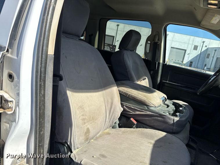 image for item EM3787 2017 Dodge Ram 5500 Crew Cab flatbed truck