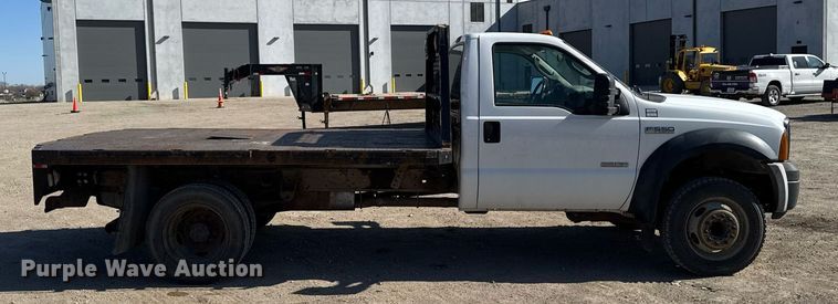image for item EM3792 2007 Ford F550 Super Duty XL flatbed truck