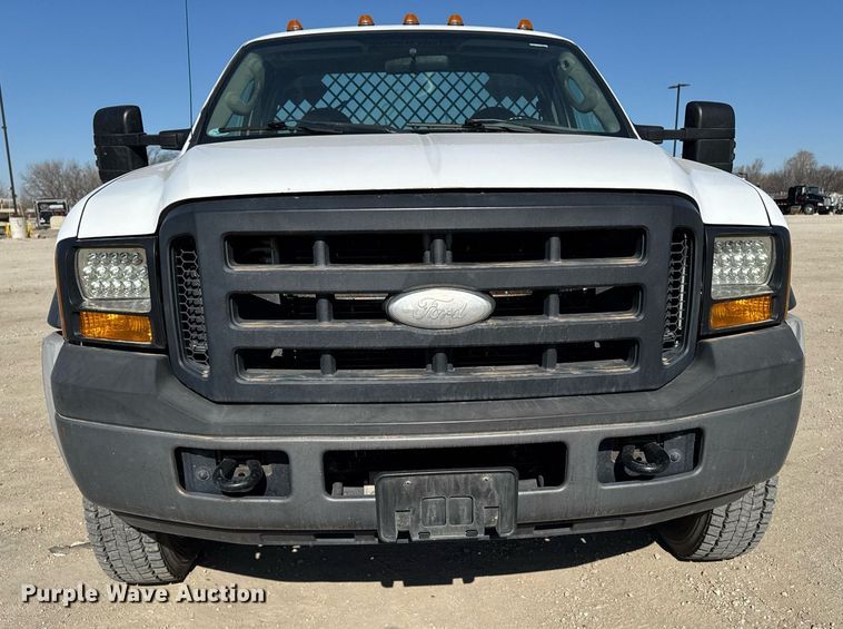 image for item EM3792 2007 Ford F550 Super Duty XL flatbed truck