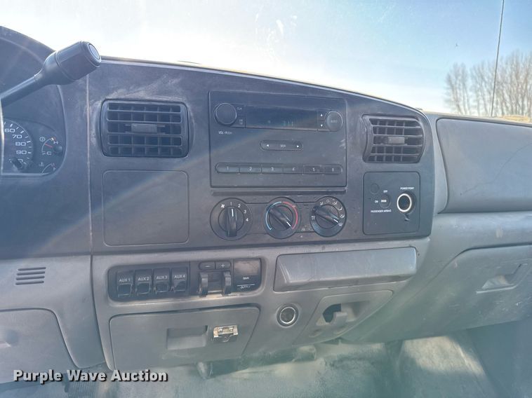 image for item EM3792 2007 Ford F550 Super Duty XL flatbed truck