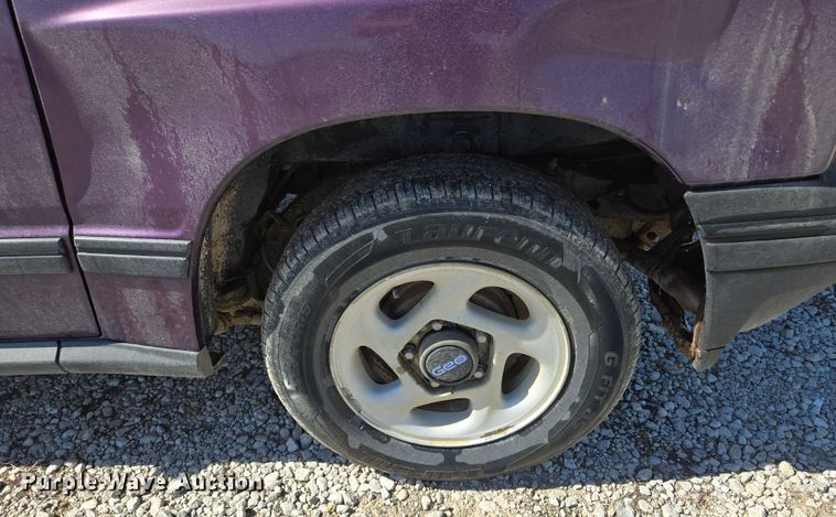 image for item EM7007 1995 Chevrolet Tracker  SUV