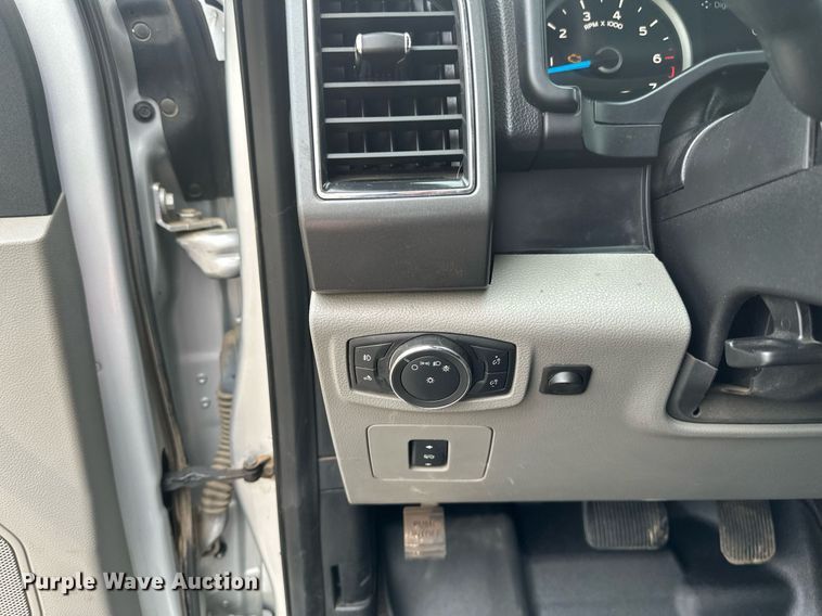 image for item EN3010 2017 Ford  F150 SuperCrew pickup truck