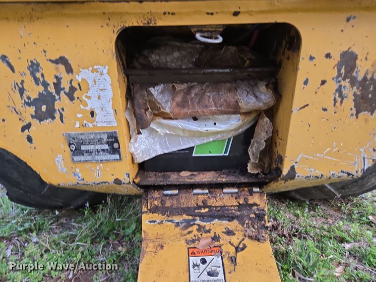 image for item EN3611 2000 Vermeer V2050 trencher