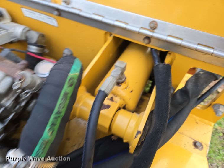 image for item EN3611 2000 Vermeer V2050 trencher