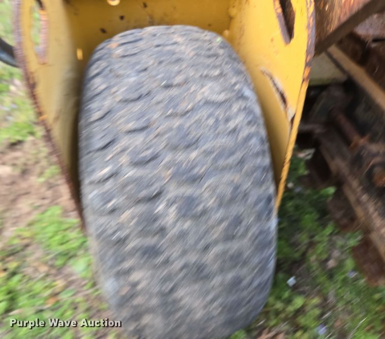 image for item EN3611 2000 Vermeer V2050 trencher