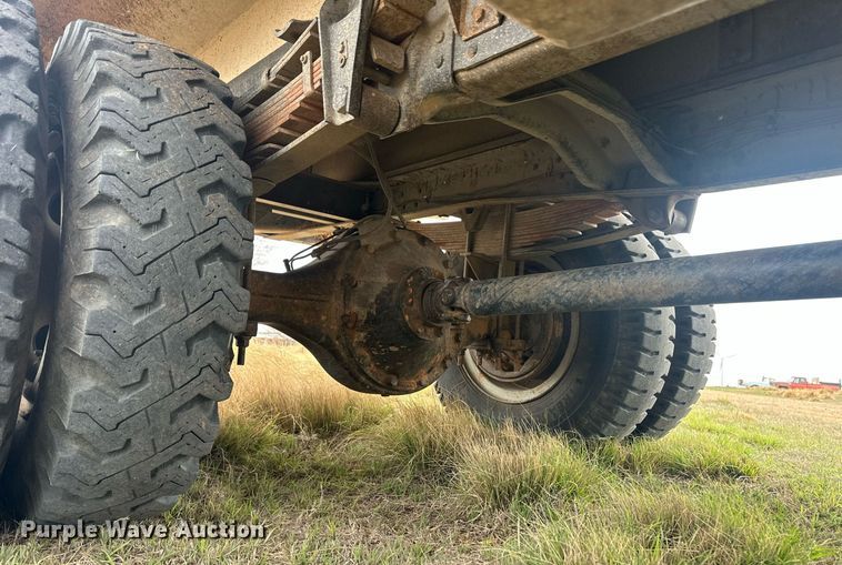 image for item ER8996 1981 GMC 7000 tank truck