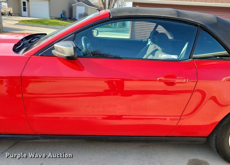 image for item NV9765 2012 Ford Mustang convertible