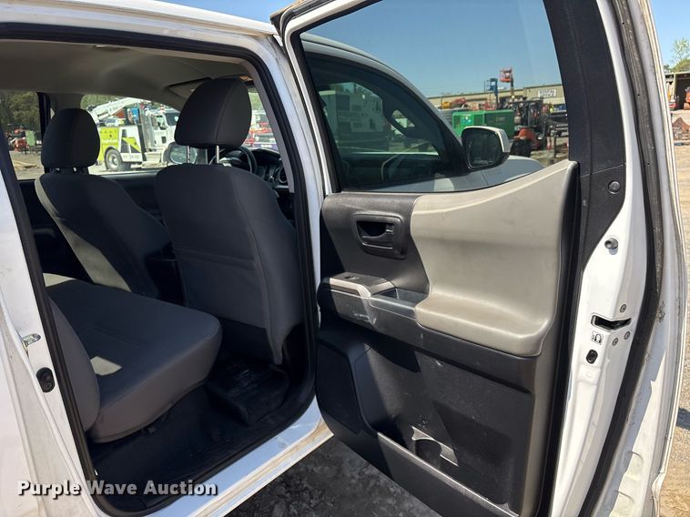 image for item OB9624 2018 Toyota Tacoma Double Cab pickup truck