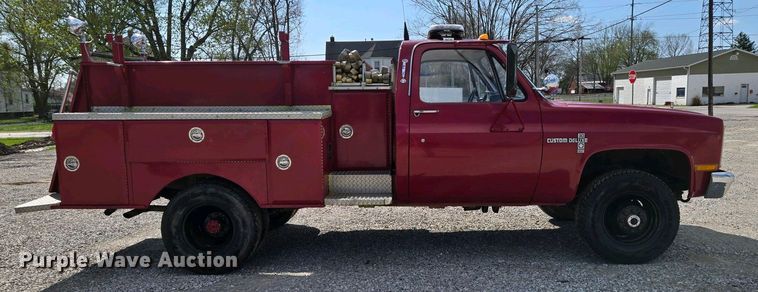 image for item OC9790 1986 Chevrolet C30 pumper fire truck