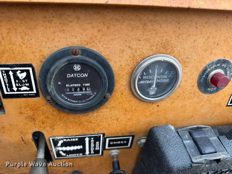 image for item DH9904 1986 Case 25+4XP trencher