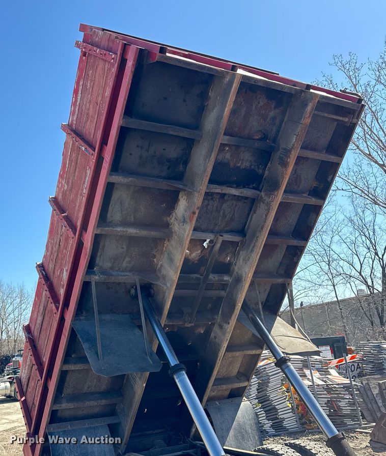 image for item DH9916 1995 International 4700 dump truck