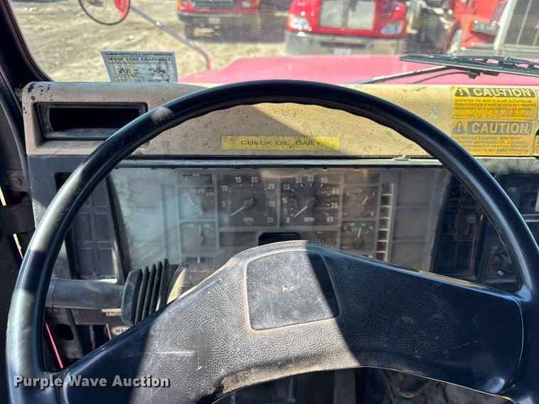 image for item DH9916 1995 International 4700 dump truck