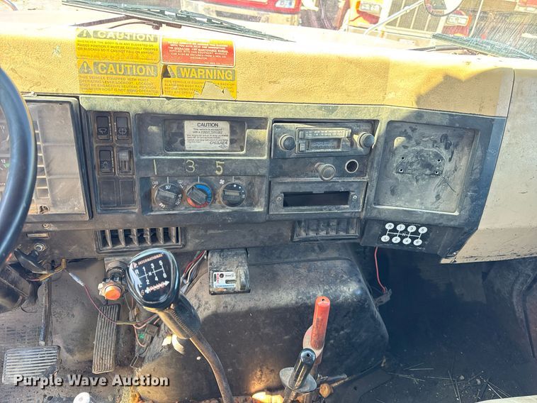 image for item DH9916 1995 International 4700 dump truck