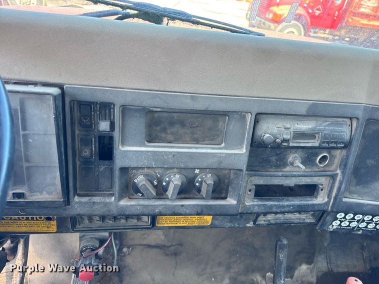 image for item DH9917 1994 International 4600 dump truck