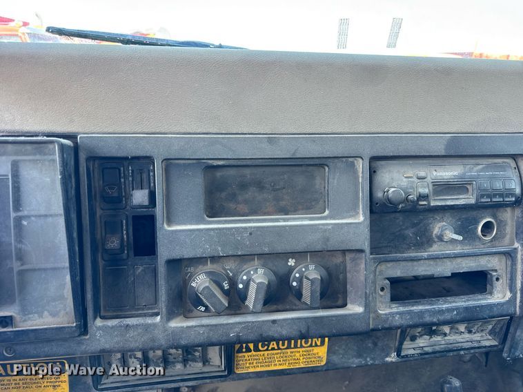 image for item DH9917 1994 International 4600 dump truck