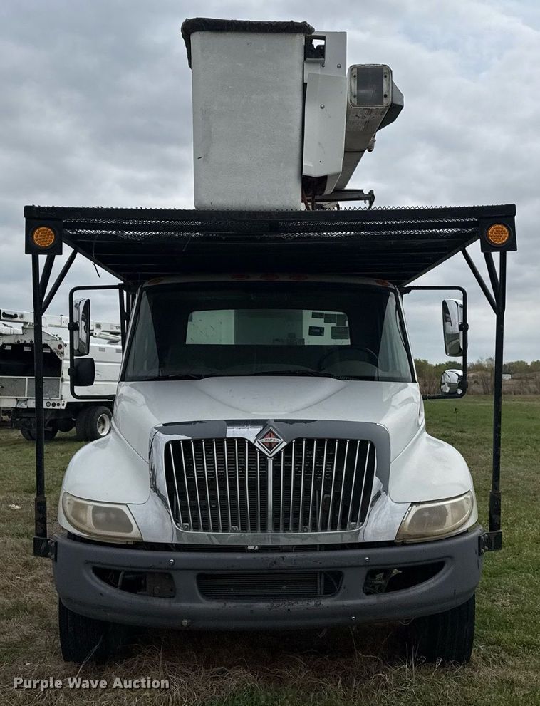 image for item DM5674 2009 International 4300 bucket truck
