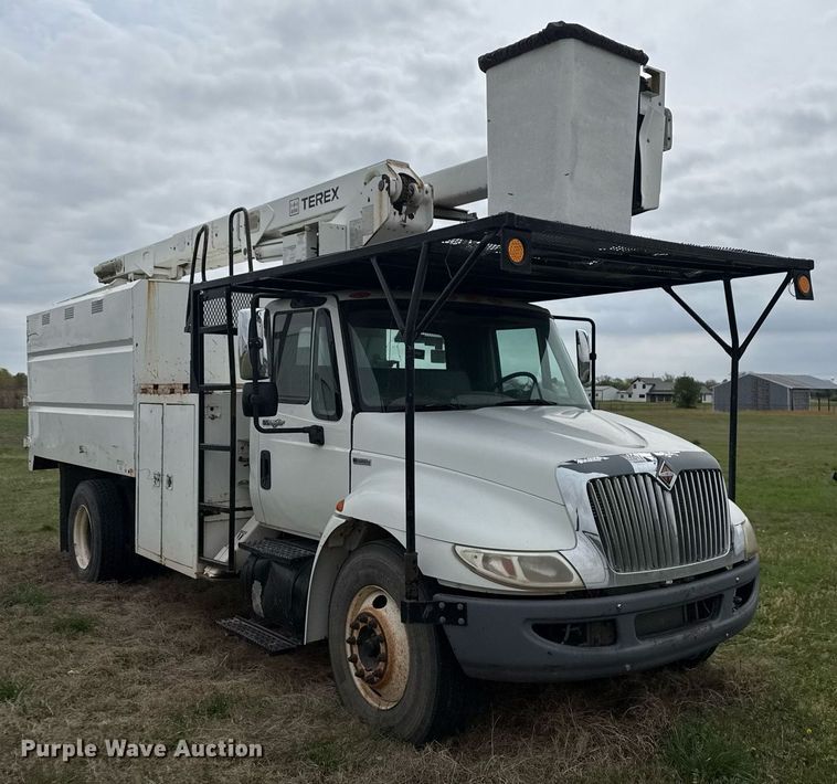 image for item DM5674 2009 International 4300 bucket truck