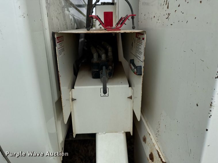 image for item DM5674 2009 International 4300 bucket truck