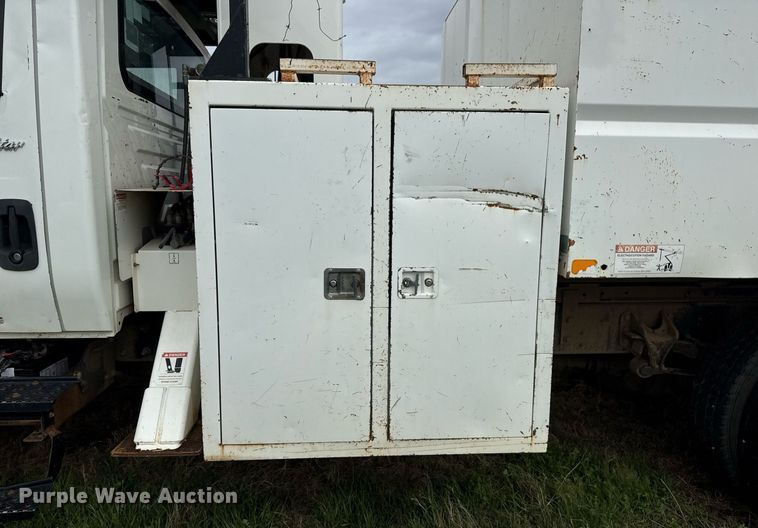 image for item DM5674 2009 International 4300 bucket truck