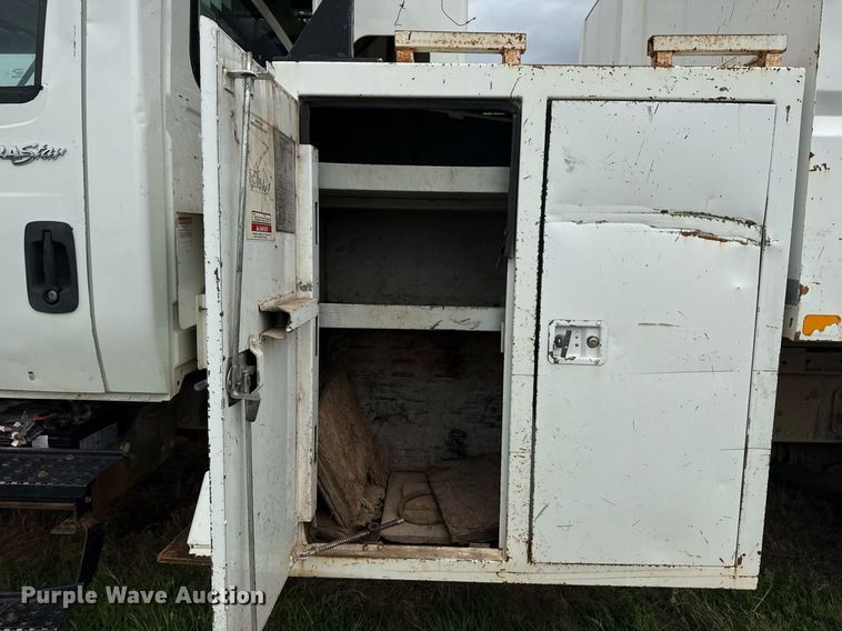 image for item DM5674 2009 International 4300 bucket truck