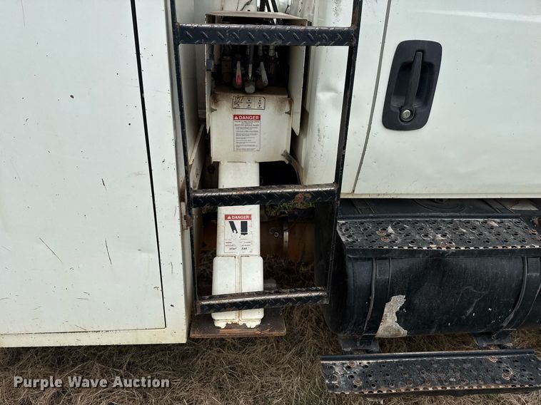 image for item DM5674 2009 International 4300 bucket truck