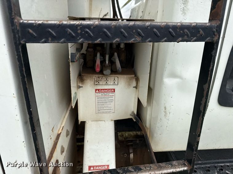 image for item DM5674 2009 International 4300 bucket truck