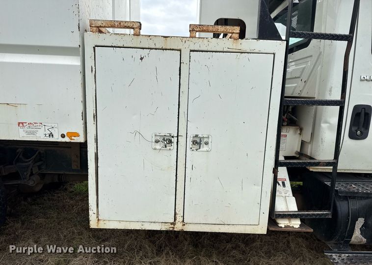 image for item DM5674 2009 International 4300 bucket truck